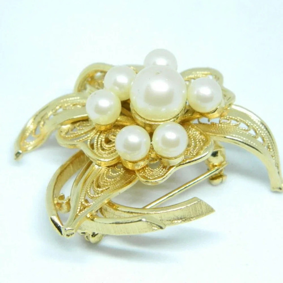 Corocraft Faux Pearl Gold Tone Filigree Flower Pin - Picture 3 of 4